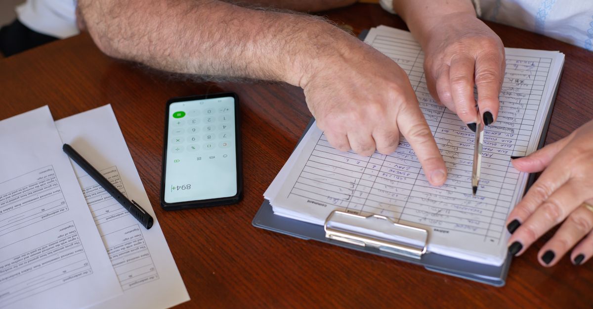 Household expense tracking. Add receipts, split by percentage or equal shares, and see who still needs to pay at a glance